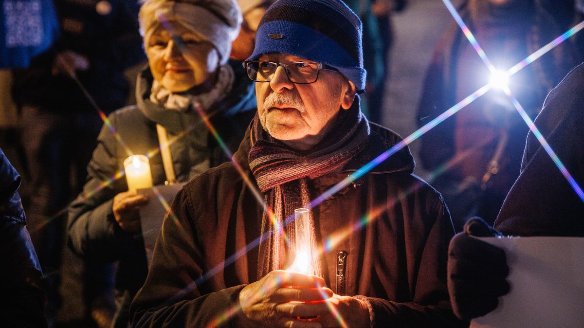 Fotky: Vzali si svíčky a vyrazili na Hrad. Pochod vyjádřil podporu Pavlovi